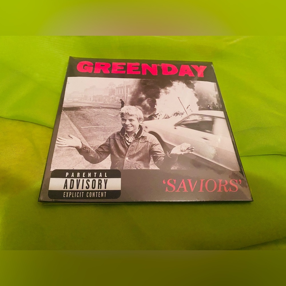 *NWT* Green Day 'Saviors' Album with Exclusive Gift Box
